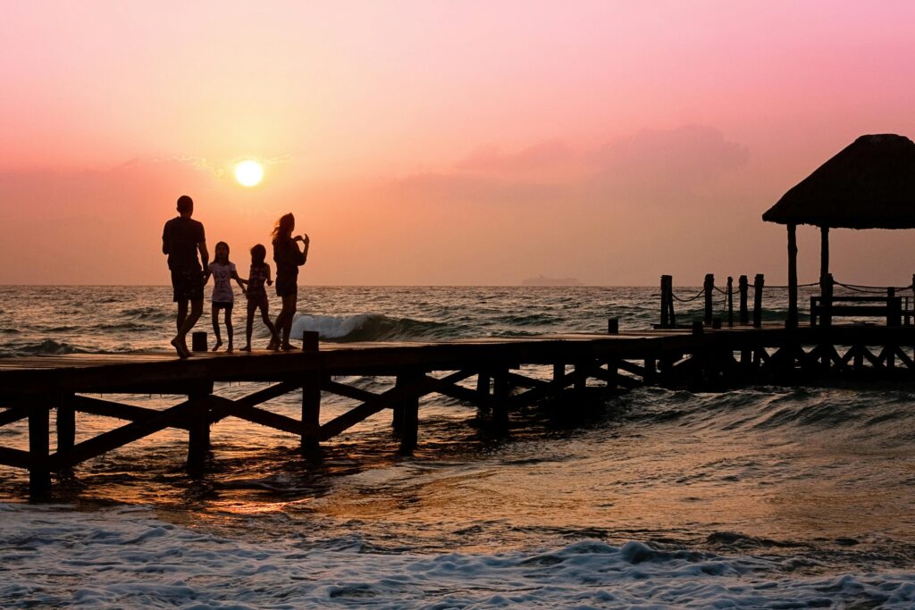 family-pier-man-woman-39691-39691 Familienkonflikt oder Generationenkonflikt mit Mentaltraining lösen für eine glückliche Familie.